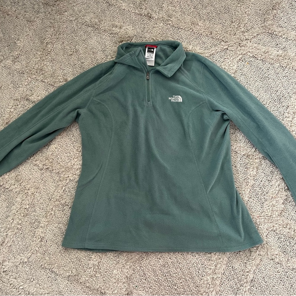 Women’s size L (fits like medium) The North Face fleece jacket